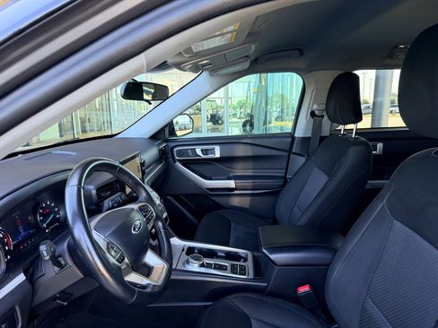 Used 2024 Ford Explorer XLT RWD image 10
