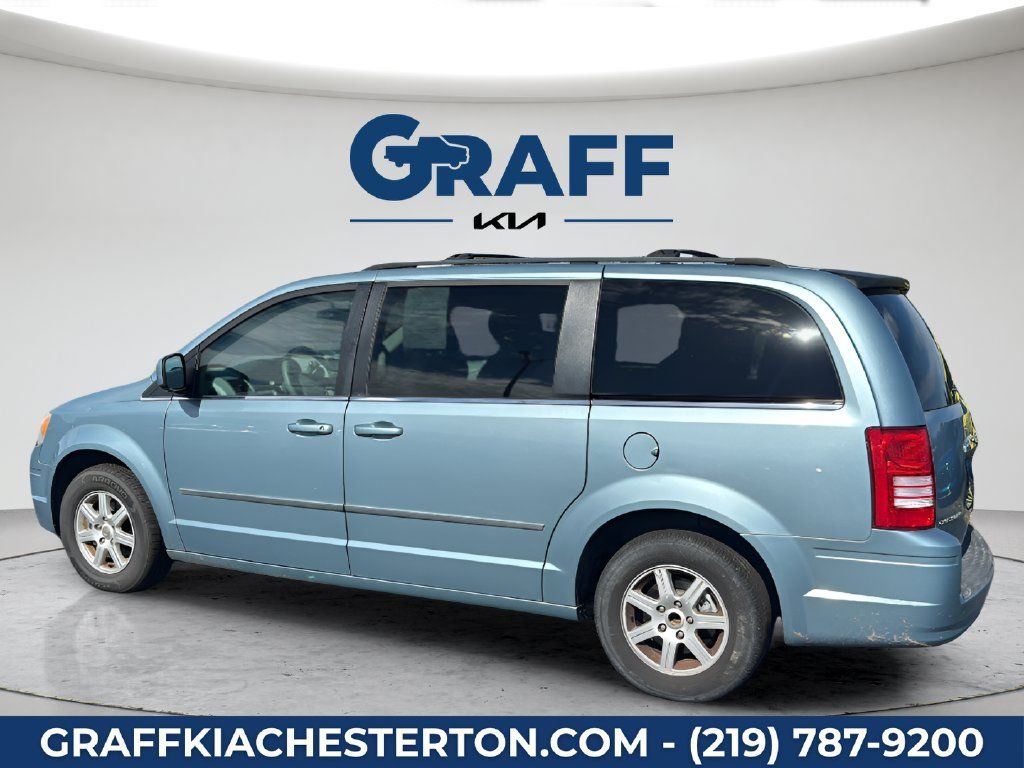 Used 2010 Chrysler Town & Country Touring FWD image 4