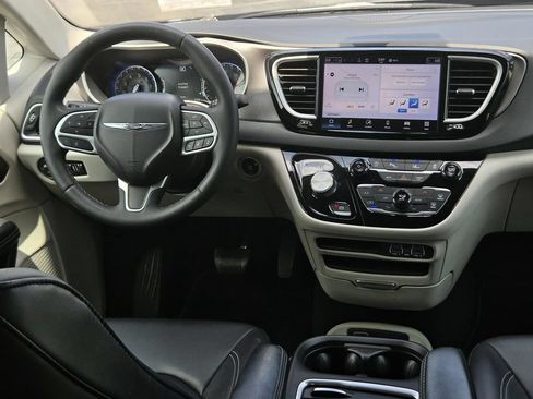 Used 2024 Chrysler Pacifica Touring-L FWD image 18
