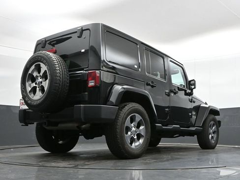 Used 2018 Jeep Wrangler Unlimited Sahara w/ Connectivity Group AWD/4WD image 36