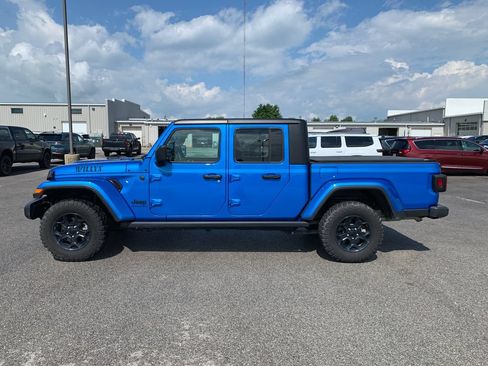 Used 2023 Jeep Gladiator Sport AWD/4WD image 3