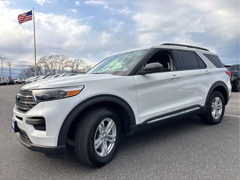 Used 2023 Ford Explorer XLT image 5