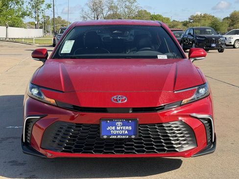 Used 2025 Toyota Camry SE w/ Convenience Package image 3