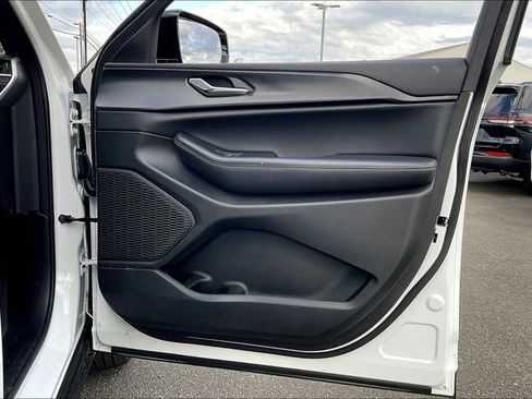 Used 2025 Jeep Grand Cherokee Altitude image 22