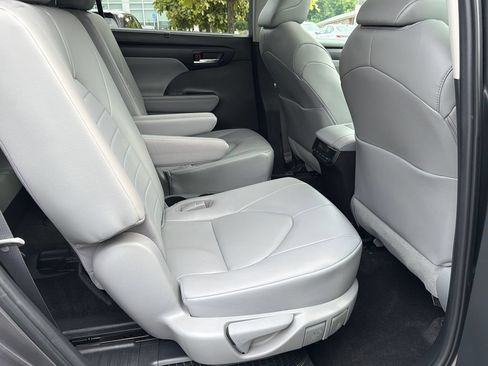 Used 2023 Toyota Highlander XLE AWD/4WD image 16