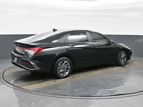 Used 2024 Hyundai Elantra Blue image 6