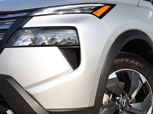 Used 2024 Nissan Rogue SV image 11