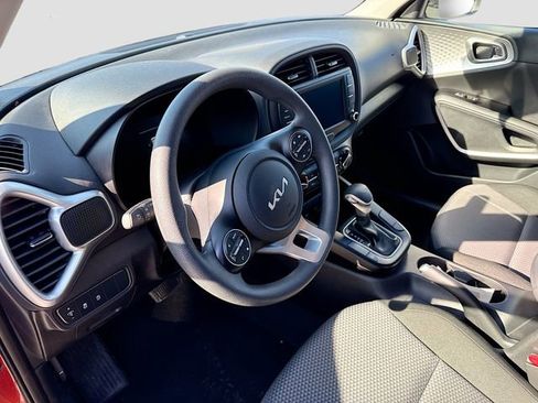 Used 2023 Kia Soul LX w/ LX Technology Package image 11