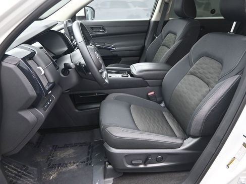Used 2025 Nissan Pathfinder SV AWD/4WD image 19