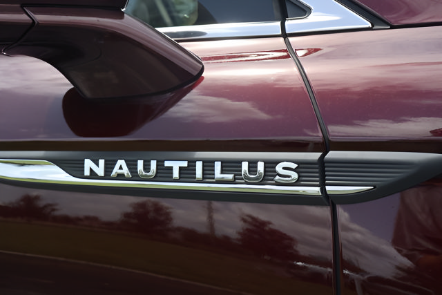 Used 2022 Lincoln Nautilus FWD w/ Premium Package image 10