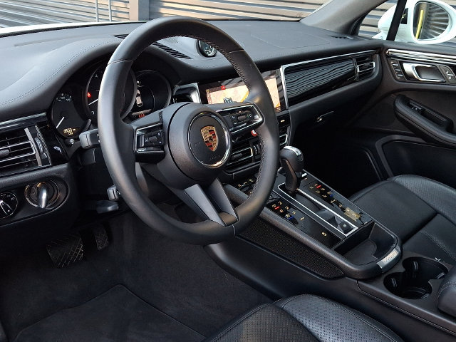 Certified 2025 Porsche Macan AWD/4WD image 4