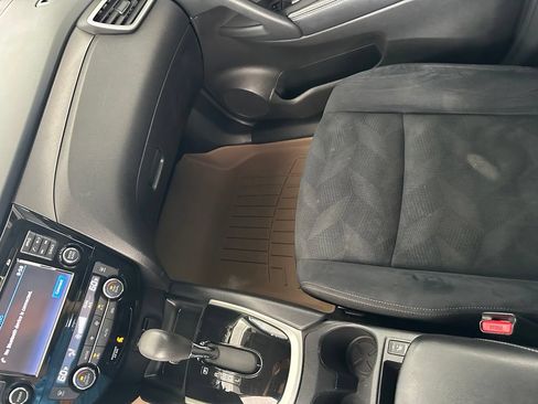 Used 2016 Nissan Rogue SV w/ SV Premium Package FWD image 25