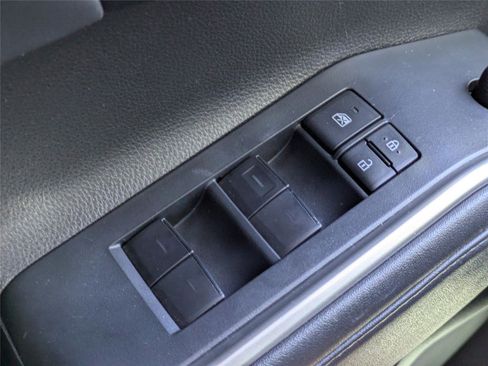 Used 2022 Toyota Highlander XLE AWD/4WD image 28