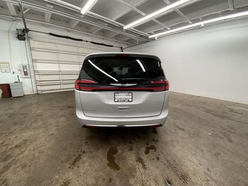 Used 2024 Chrysler Pacifica Touring-L FWD image 5