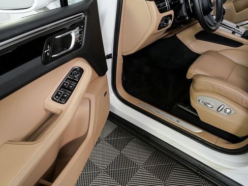 Certified 2022 Porsche Macan S AWD/4WD image 8
