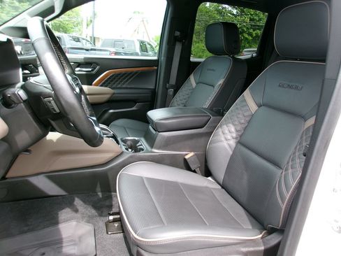 Used 2025 GMC Canyon Denali AWD/4WD image 7