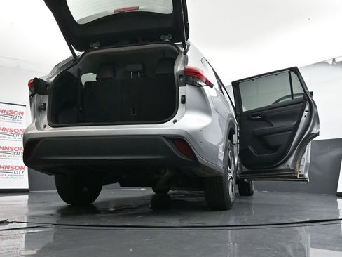 Used 2023 Toyota Highlander XLE image 29