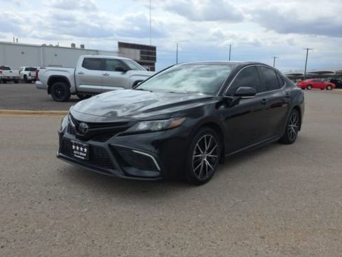 Used 2022 Toyota Camry SE FWD image 2