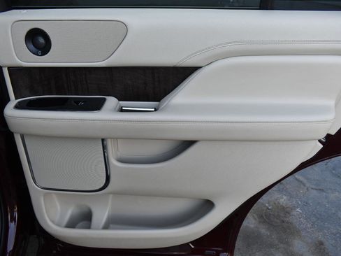 Used 2018 Lincoln Navigator Select RWD image 38