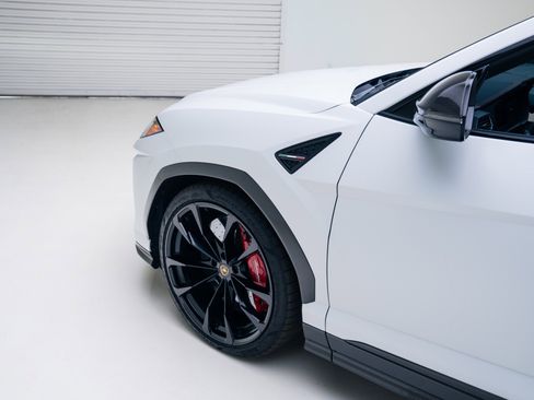 Used 2022 Lamborghini Urus image 17