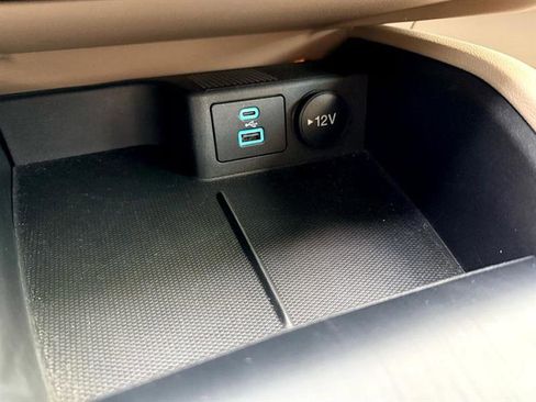 Used 2022 Ford Escape SE w/ SE Sport Appearance Package image 33