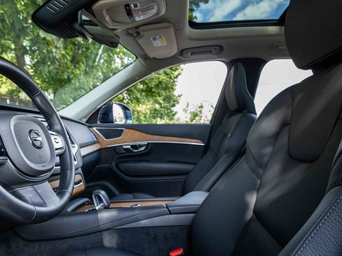 Used 2025 Volvo XC90 B6 Plus image 9