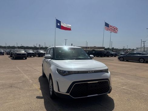 Used 2024 Kia Soul LX FWD image 3