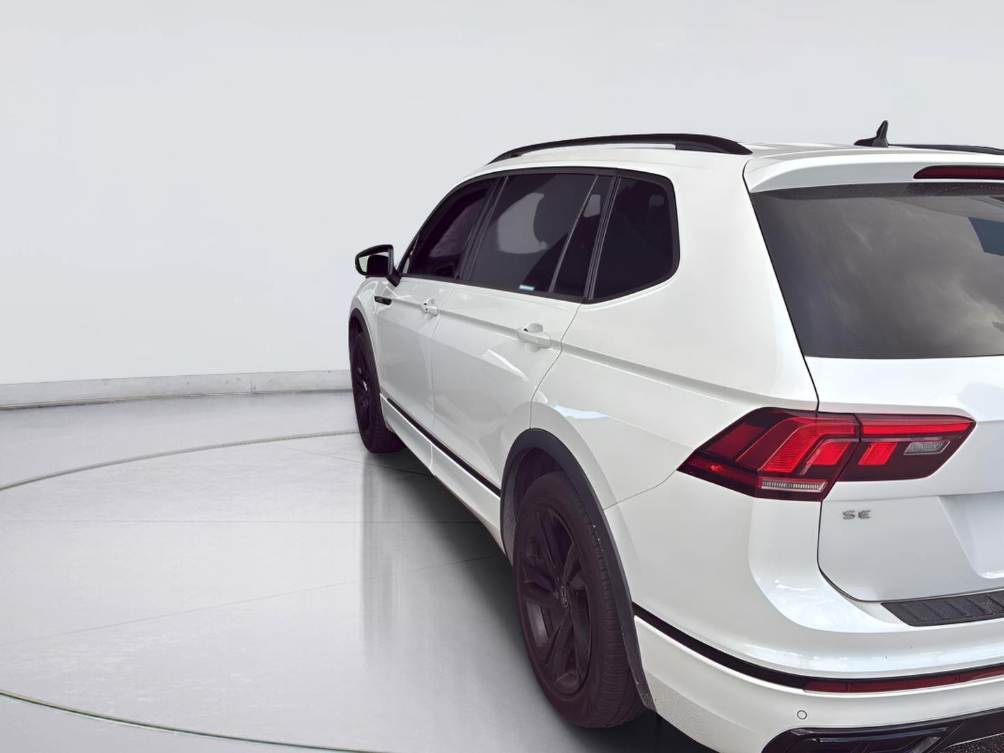 Used 2024 Volkswagen Tiguan SE R-Line FWD image 4