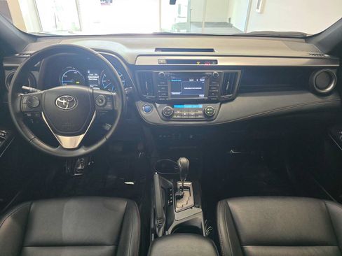 Used 2018 Toyota RAV4 SE AWD/4WD image 10