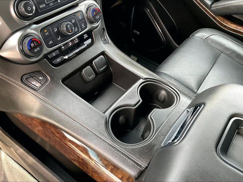 Used 2019 Chevrolet Suburban LT w/ Luxury Package image 17