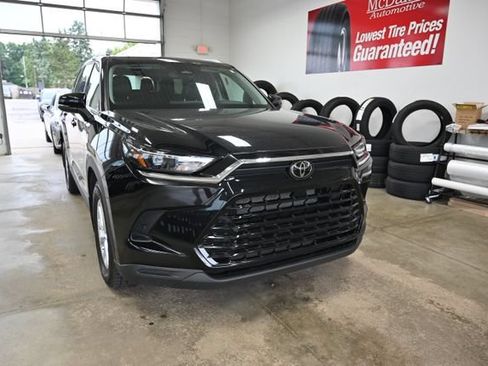 Used 2024 Toyota Grand Highlander AWD image 3