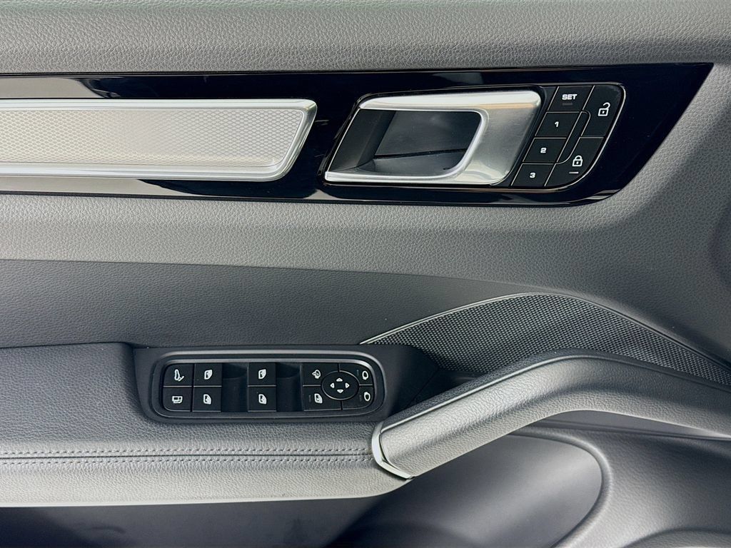 Certified 2023 Porsche Cayenne Platinum Edition AWD/4WD image 11