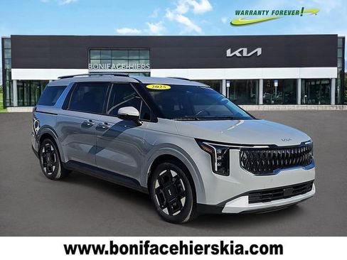 Used 2025 Kia Carnival EX image 1