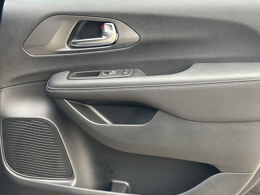 New 2026 Chrysler Pacifica Select FWD image 13
