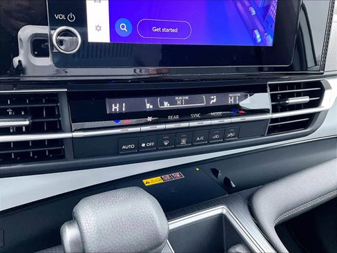 Used 2025 Toyota Sienna LE image 27