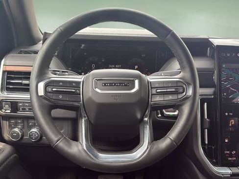 Used 2025 GMC Yukon XL Denali AWD/4WD image 9
