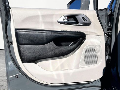 Used 2022 Chrysler Pacifica Touring-L image 23