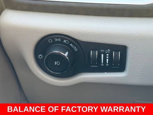 Used 2023 Chrysler Pacifica Touring-L FWD image 19