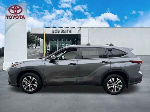 Certified 2024 Toyota Highlander XLE image 9