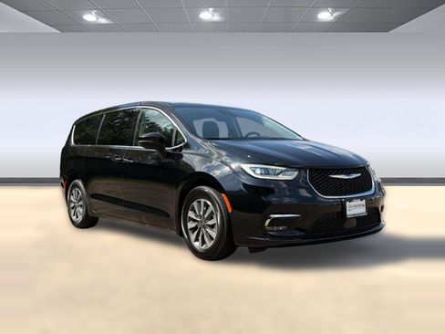 Used 2024 Chrysler Pacifica Touring-L FWD image 7