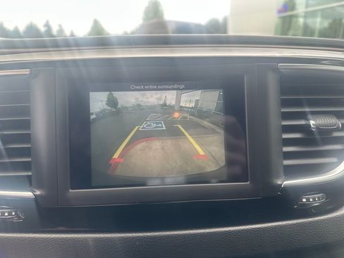 Used 2018 Chrysler Pacifica L FWD image 20