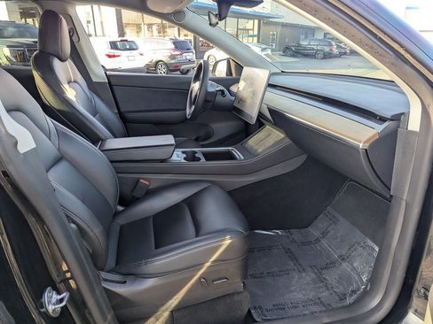 Used 2022 Tesla Model Y Long Range image 32