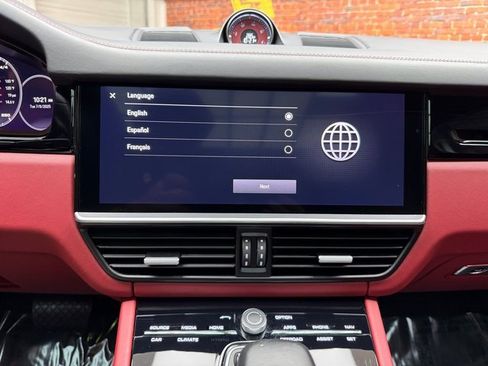 Used 2022 Porsche Cayenne Platinum Edition image 21