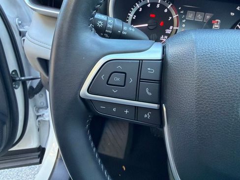 Used 2023 Toyota Highlander XLE AWD/4WD image 16