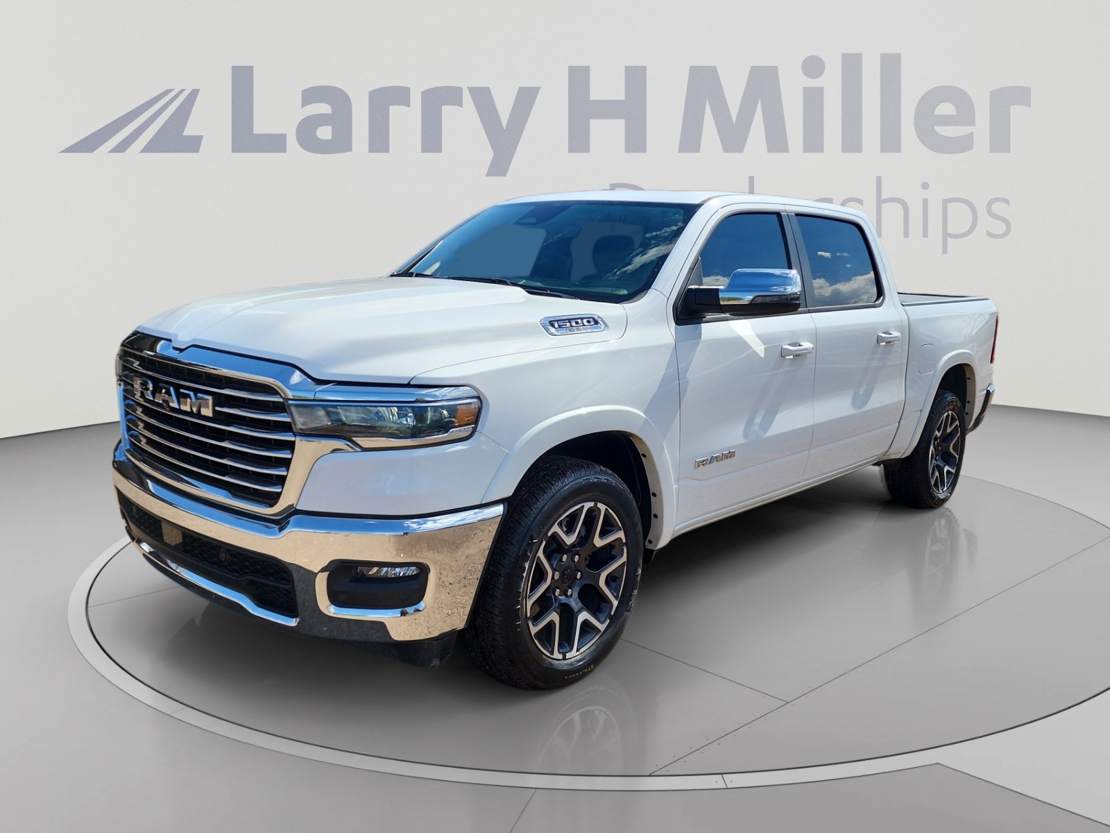 Used 2025 RAM 1500 Laramie AWD/4WD image 1