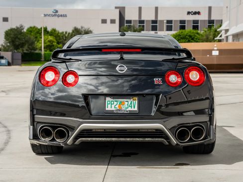 Used 2017 Nissan GT-R Premium image 5