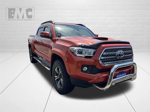 Used 2017 Toyota Tacoma TRD Sport w/ Tow Package (A/T) AWD/4WD image 2