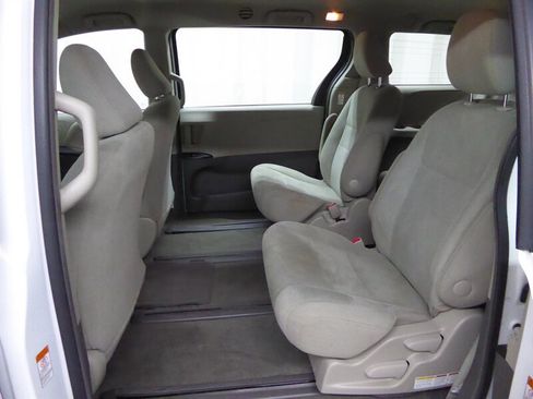 Used 2016 Toyota Sienna L image 24