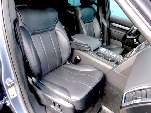 Used 2020 Land Rover Discovery Landmark image 21