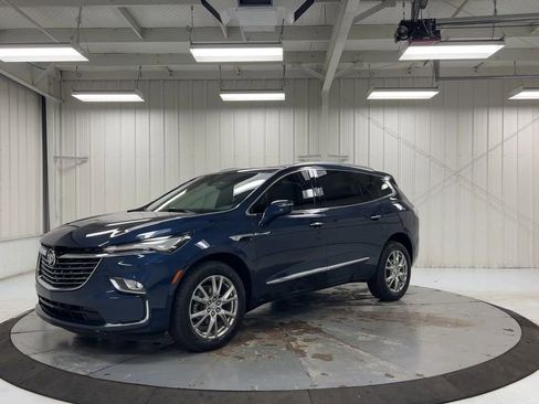 Used 2023 Buick Enclave Essence w/ Experience Buick Package image 4